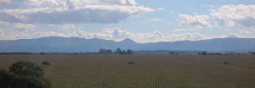Vista del cerro Pan de Azcar desde la Ruta Nac. N 9 Norte